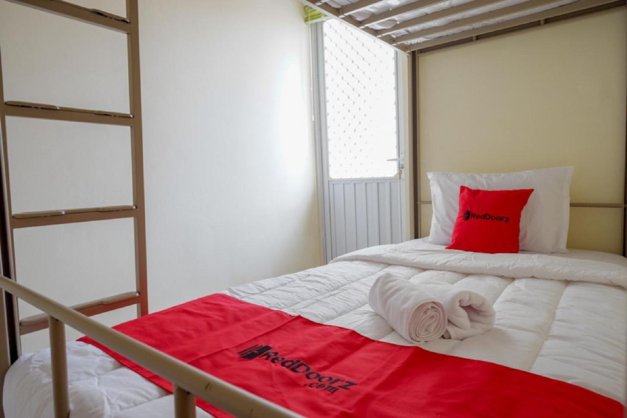 Reddoorz Hostel Near Kota Lama Semarang Kültér fotó